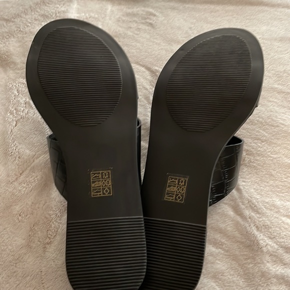 NWOT Chinese Laundry slides - Picture 3 of 3
